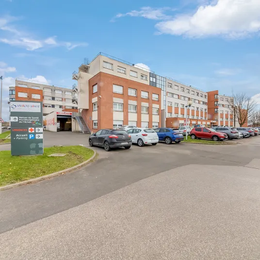 Facade et parking devant l'hopital privé de l'artois