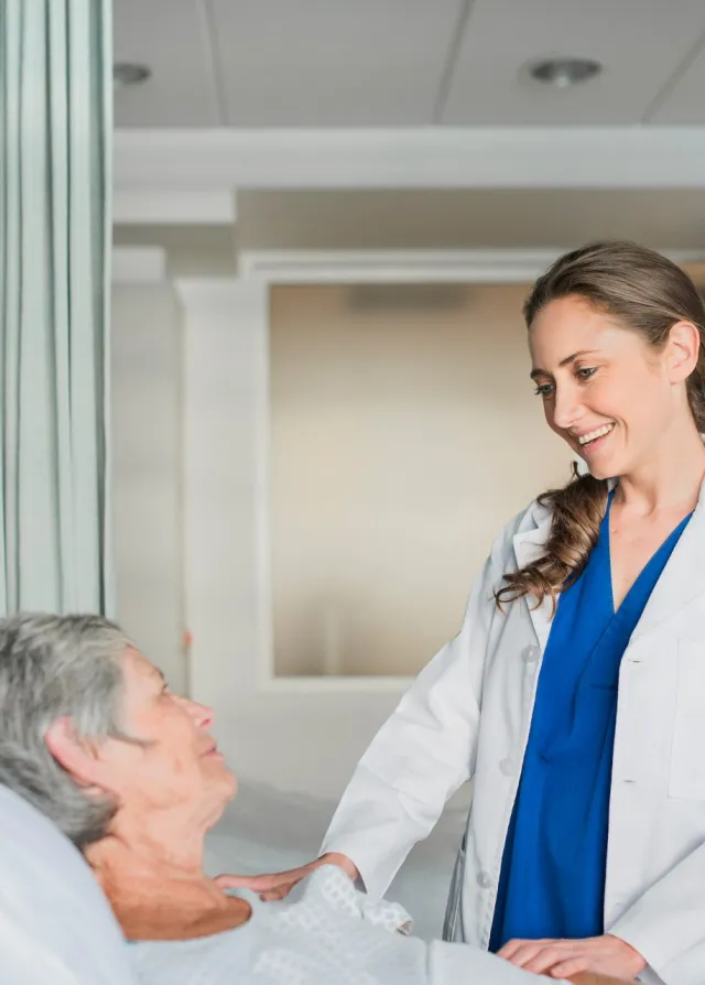 Soignante souriante avec une patiente allongée