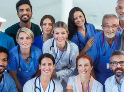 Groupe de médecin souriant de manière unie - Groupe Vivalto Santé