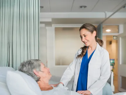 Soignante souriante avec une patiente allongée