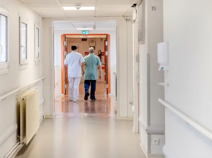 Soignant accompagnant un patient