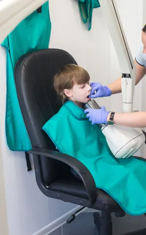 Petit garçon en consultation de stomatologie-dentaire - Groupe Vivalto Santé