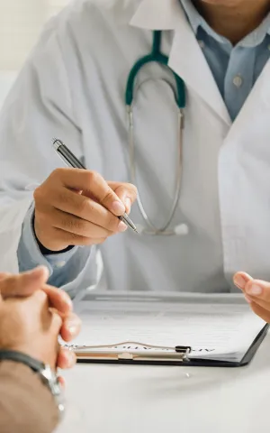 Médecin en consultation avec un patient