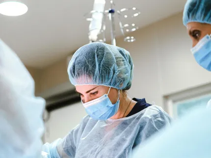 Portrait d'une femme opérant un patient, groupe Vivalto Santé