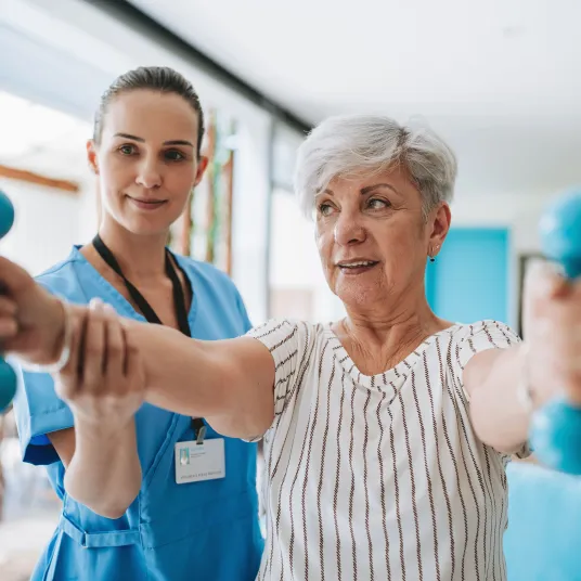 Une patiente âgée effectuant des soins de support avec une infirmière, Groupe Vivalto Santé