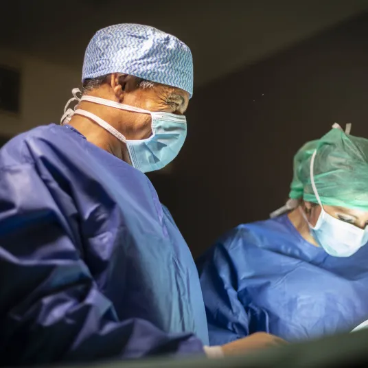 Image d'un chirurgien au bloc opératoire accompagné d'une infirmière de bloc opératoire de la Clinique de l'Europe à ROUEN