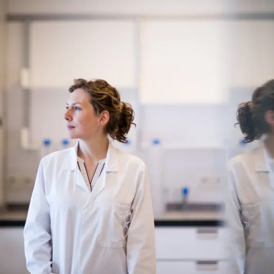 Une femme médecin regardant ailleurs et son reflet. Groupe Vivalto Santé