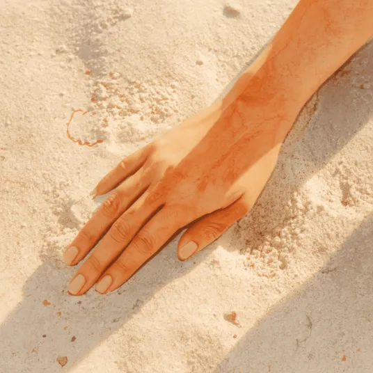 Main dans le sable - Clinique du Sport Bordeaux-Mérignac