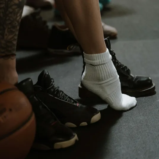 Photo d'un sportif en chaussette sur la pointe des pieds
