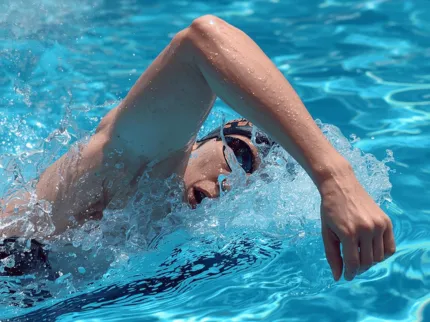 Nageur avec coude qui sort de l'eau 