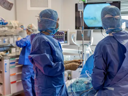 Photo de chirurgiens qui opèrent à la clinique du sport