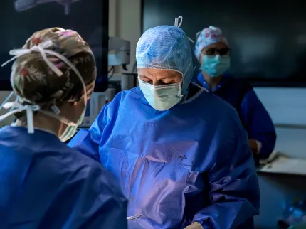 Equipe médicale du bloc opératoire de la Clinique du Sport en pleine intervention chirurgicale