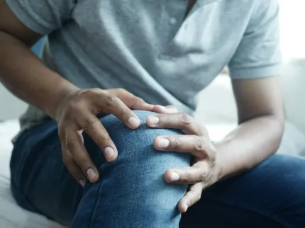 Homme se touchant le genou à cause de la douleur - Groupe Vivalto Santé