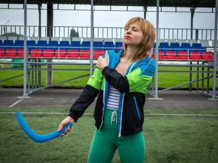 Photo d'une femme qui se touche l'épaule