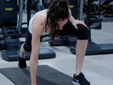 Photo d'une femme s'étirant les jambes sur un tapis 