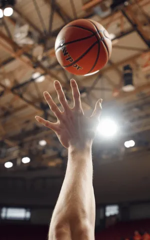Zoom sur la main d'un joueur de basketball - Clinique du Sport Bordeaux-Mérignac