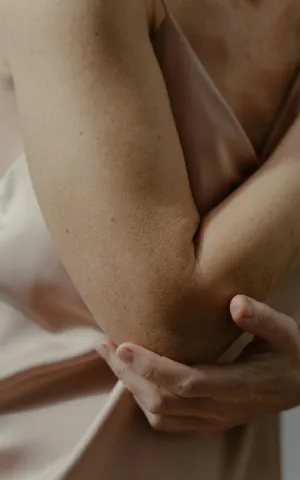 Personne se tenant le coude car elle souffre