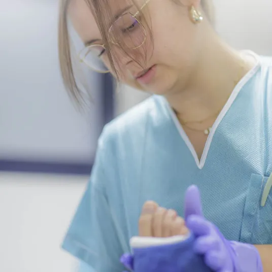 Infirmière qui met un platre