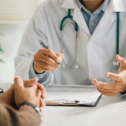 Médecin en consultation avec un patient