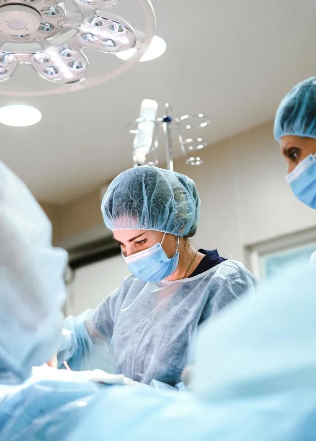 Portrait d'une femme opérant un patient, groupe Vivalto Santé