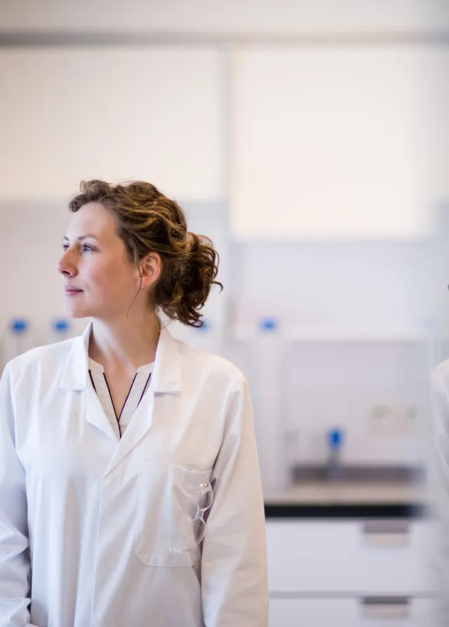 Une femme médecin regardant ailleurs et son reflet. Groupe Vivalto Santé