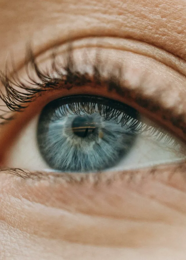 Zoom sur un œil de couleur bleue