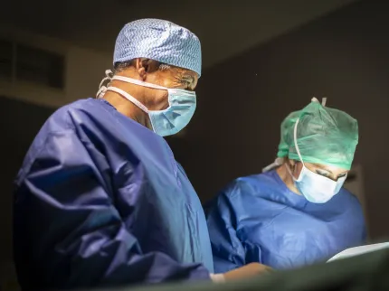 Image d'un chirurgien au bloc opératoire accompagné d'une infirmière de bloc opératoire de la Clinique de l'Europe à ROUEN