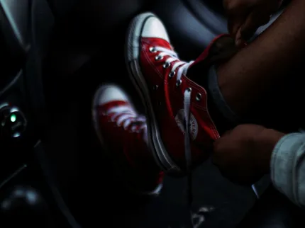 Zoom sur les pieds d'une personne se préparant à prendre la route, groupe Vivalto Santé