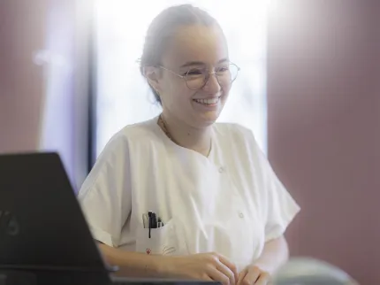 soignante avec le sourire