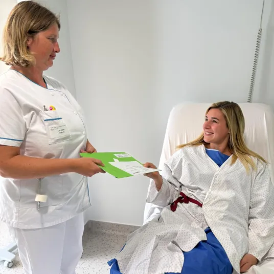 patiente avec infirmière dans le service ambulatoire 