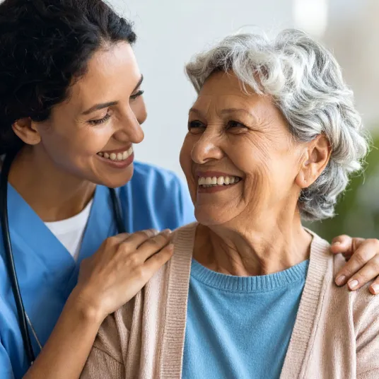 Soins de support avec une patiente qui sourit 