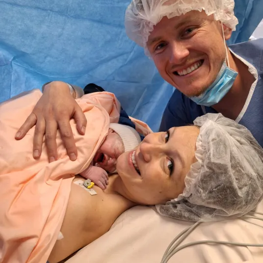 Parents au bloc lors d'une césarienne programmée