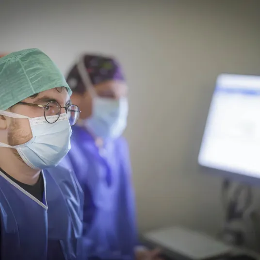 praticiens au bloc opératoire