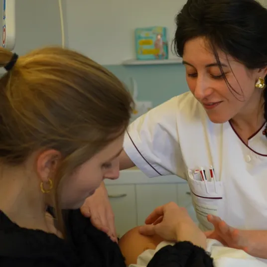 Soignante avec maman qui allaite