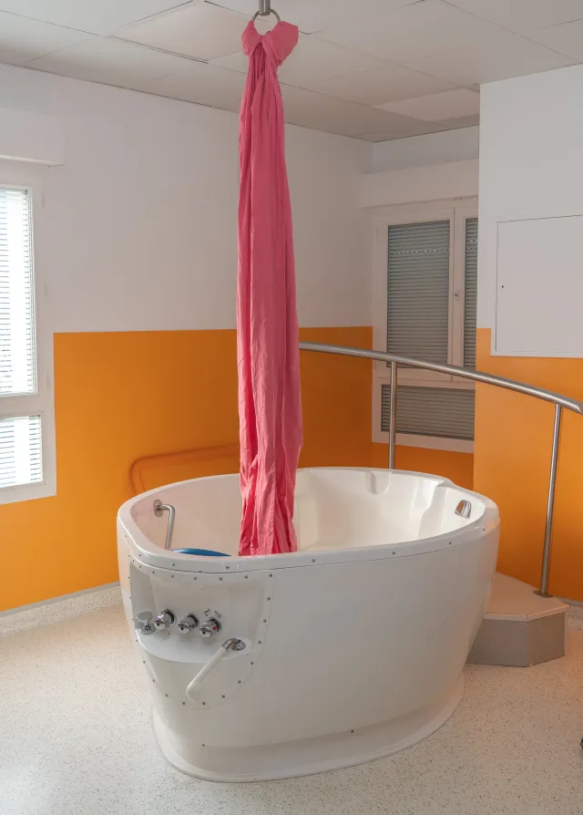 bain en salle de naissance