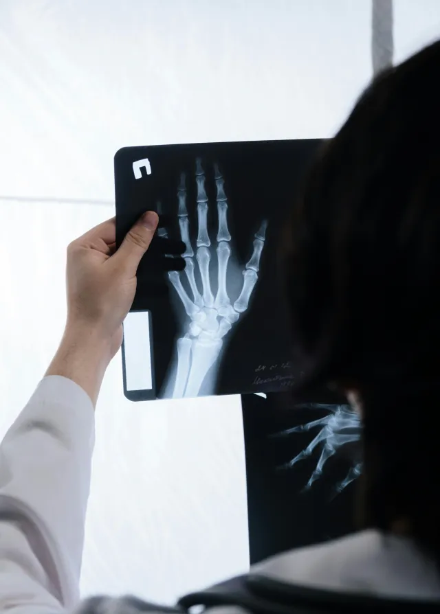 Médecin regardant la radiologie d'une main. Groupe Vivalto Santé