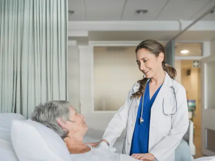 Médecin et patient dans une chambre d'un établissement de santé