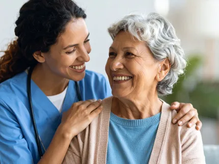 Soins de support avec une patiente qui sourit 