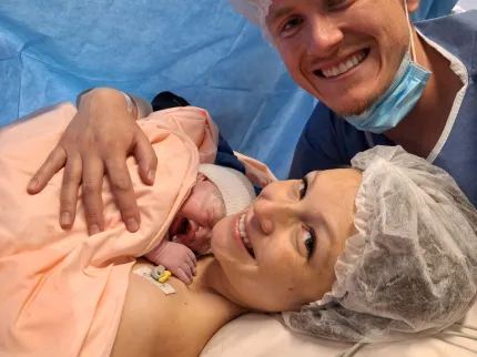 Parents au bloc lors d'une césarienne programmée