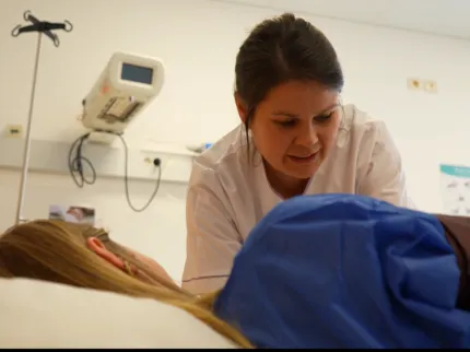 Sage femme en salle de naissance