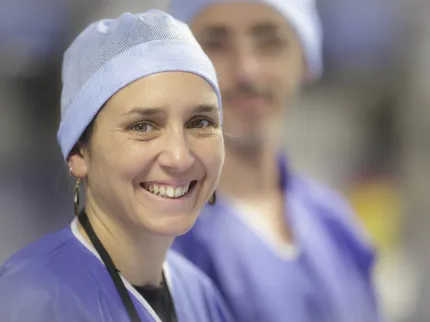 soignante qui sourit en salle de réveil