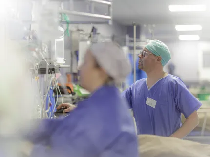 Soignants en salle de révéil après l'intervention