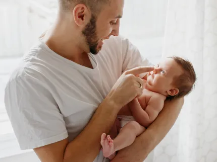 papa avec nouveau-né
