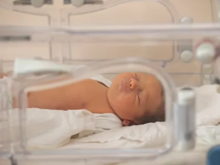 bébé en service de néonatologie