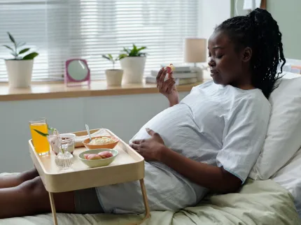 patiente avec repas en chambre