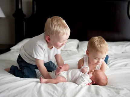 fratrie avec nouveau-né