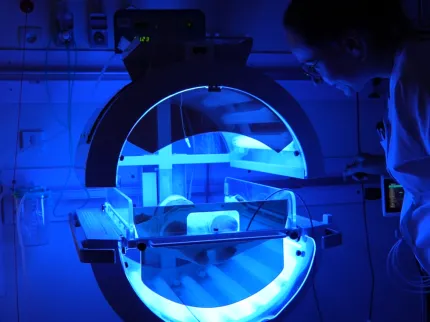 bébé sous lampe pour la jaunisse