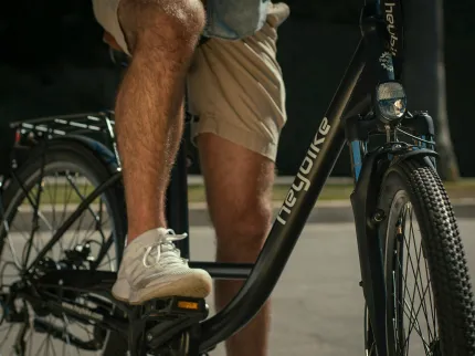 Zoom sur un vélo avec un homme se tenant dessus groupe Vivalto Santé