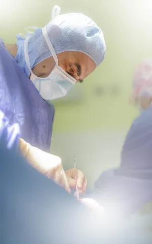 Chirurgien en train d'opérer