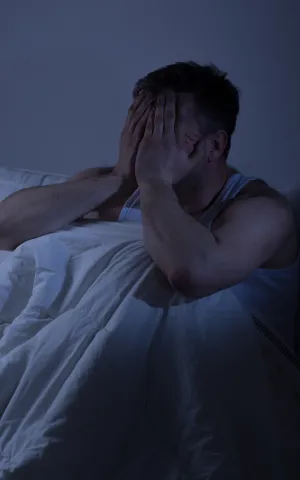 Homme dans son lit qui ne dort pas